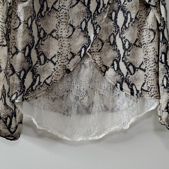 Snake Print long sleeve with Lace details - Picture 4 of 6